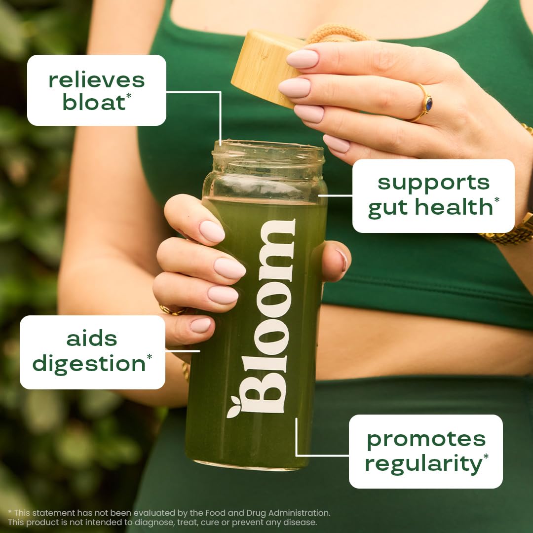 Vaso con bebida berry hecha con Bloom Nutrition Greens, refrescante y con prebióticos beneficiosos