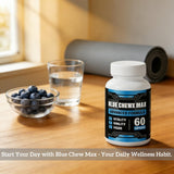 Blue Chew Max cápsula en mano mostrando tamaño práctico para tomar