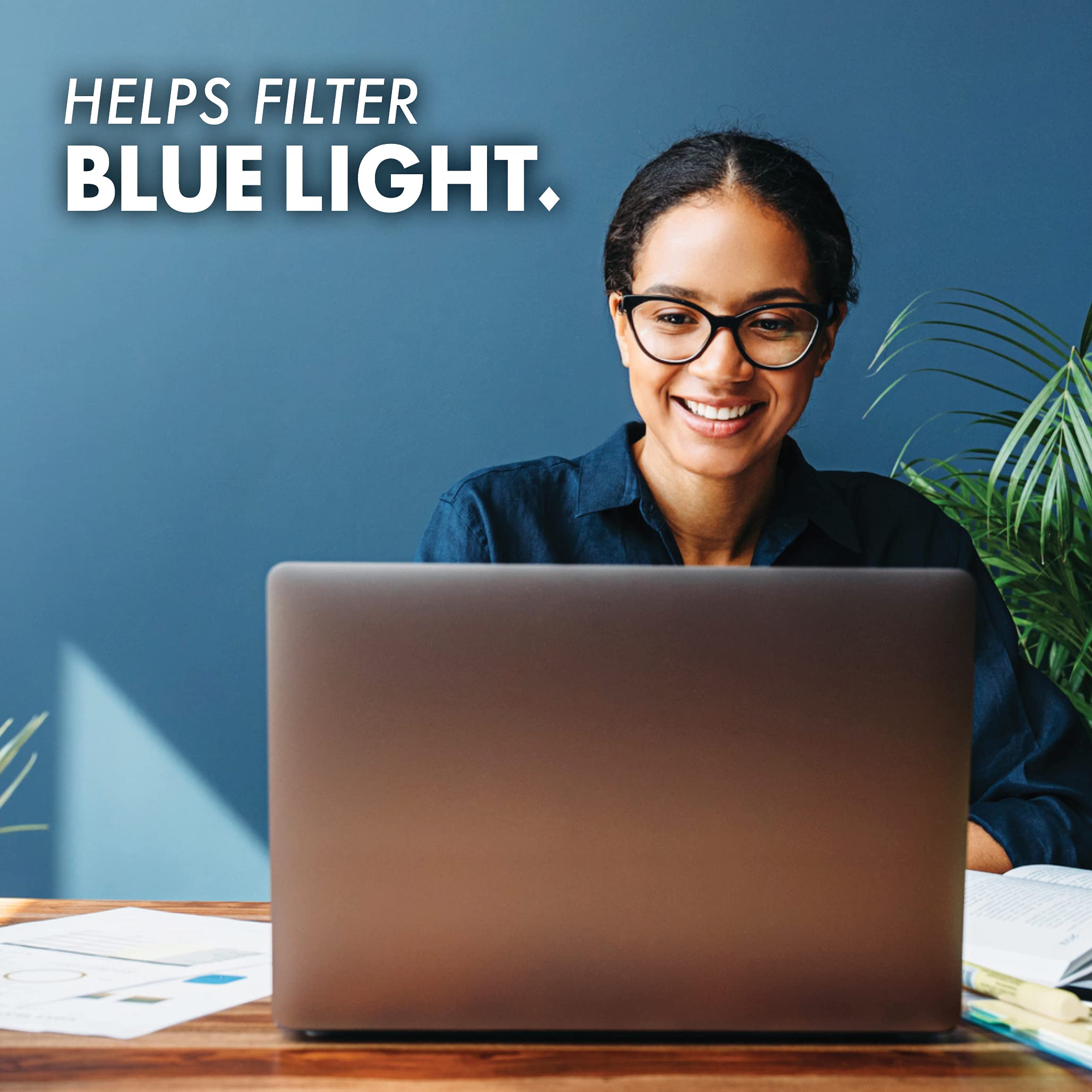 BlueBonnet cápsulas en mano para comparar tamaño y dosis conveniente