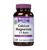 BlueBonnet envase frontal de calcio magnesio 250 mg con etiqueta clara y beneficios visibles