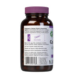 BlueBonnet caplet en mano junto a vaso de agua demostrando dosis diaria
