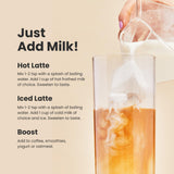 Batido cremoso preparado con Blume Superfoods Latte, color dorado vibrante