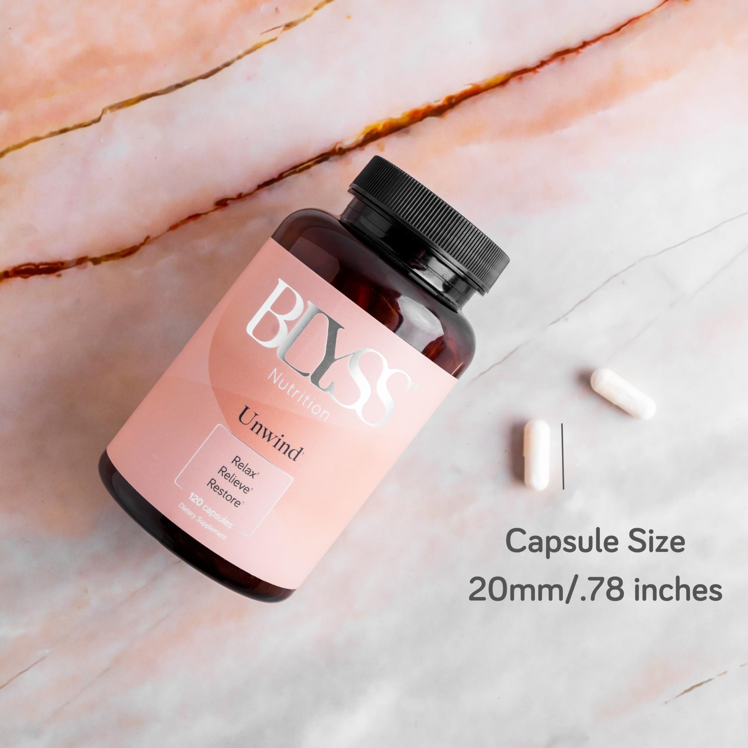 BLYSS Nutrition cápsula en mano para comparar tamaño y facilitar la toma diaria