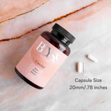 BLYSS Nutrition cápsula en mano para comparar tamaño y facilitar la toma diaria