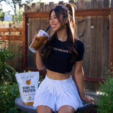 Cazo medidor junto al envase Boba Tea Protein para comparar porciones