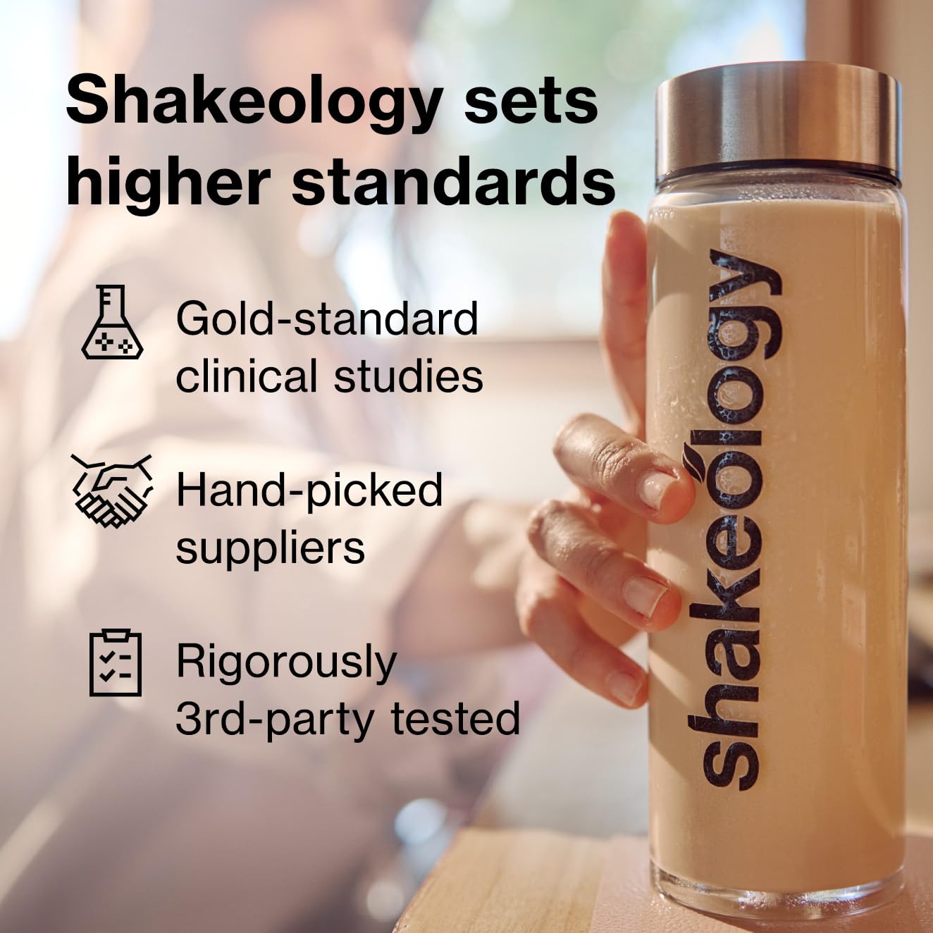 BODi envase en mano para mostrar tamaño y porciones fáciles de llevar