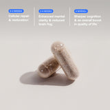 Botella de BodyBio Calm junto a una mano para comparar tamaño