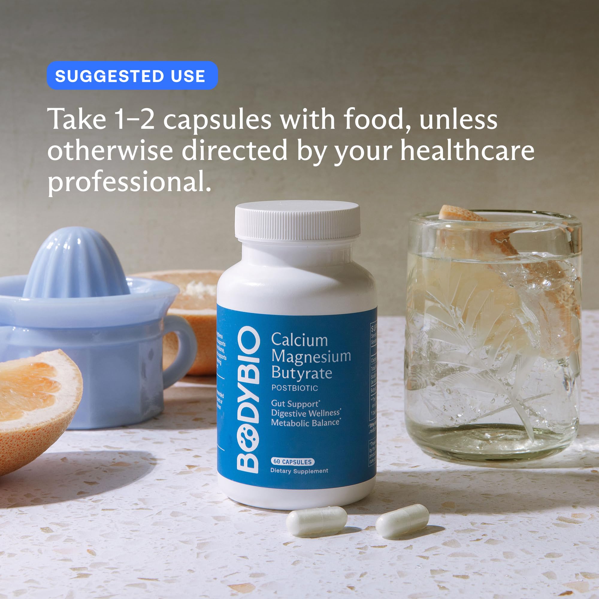 BodyBio cápsulas sobre superficie natural indicando formato limpio y puro