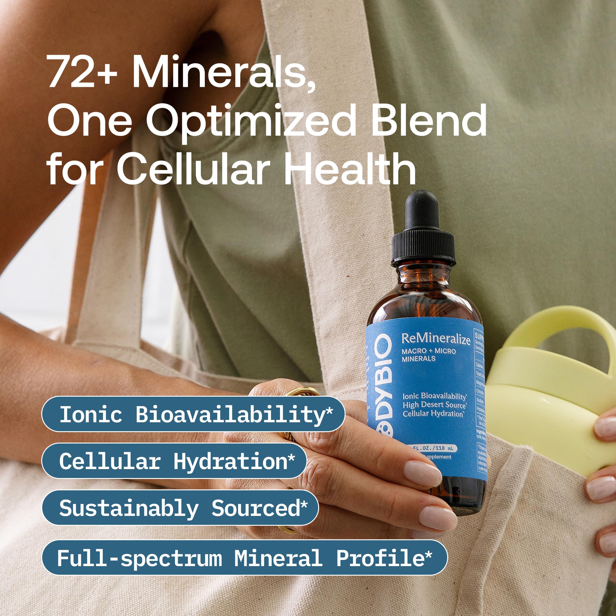 Vaso con agua y BodyBio mezclado para hidratación efectiva