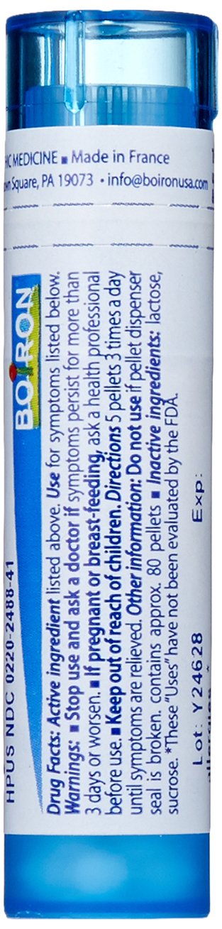 Close-up de pellets Boiron Histaminum mostrando textura y tamaño, Boiron y administración cómoda