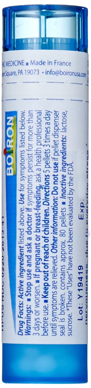 Boiron Ignatia Amara 30C primer plano de gránulos, textura fácil de disolver