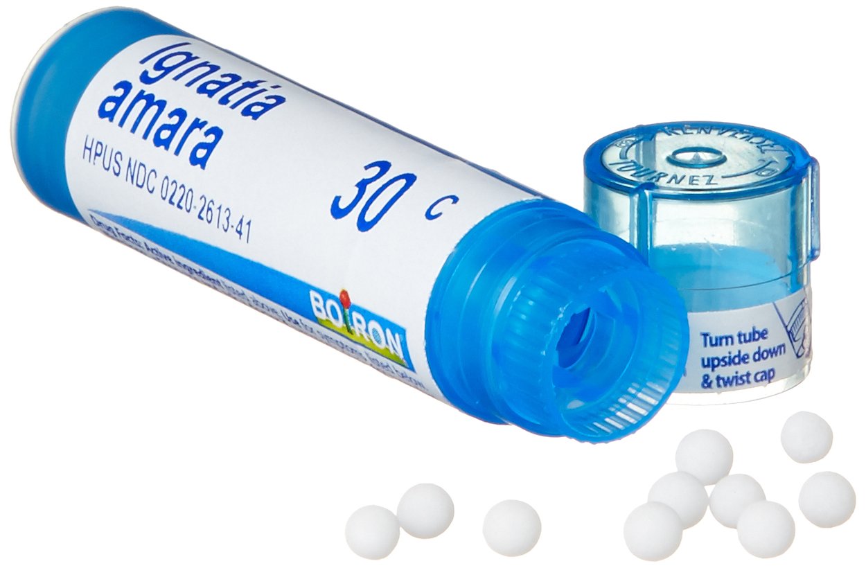Boiron Ignatia Amara 30C tamaño comparado con moneda y etiqueta legible