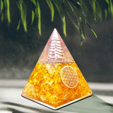 BOMBAY CRYSTALS EXPORT pirámide como objeto decorativo en sala, añade calidez
