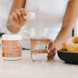 Boobie Brands polvo junto a limón y flores de hibisco para sabor natural