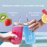 Boobie Brands primer plano del vaso resaltando el sabor blue raspberry lemonade