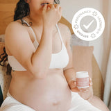 Boobie Brands frasco abierto revelando las 60 cápsulas incluidas