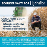 Boulder Salt espolvoreado sobre ensalada realzando sabor saludable