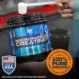 BPI Sports creatina junto a una cuchara medidora para comparar tamaño y dosis