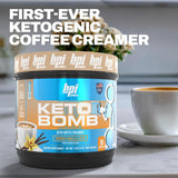 BPI Sports Keto Bomb en mesa de desayuno con café, ideal para mañanas cetogénicas