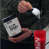 BARE PERFORMANCE NUTRITION frasco en mano para comparar tamaño y planificación de uso