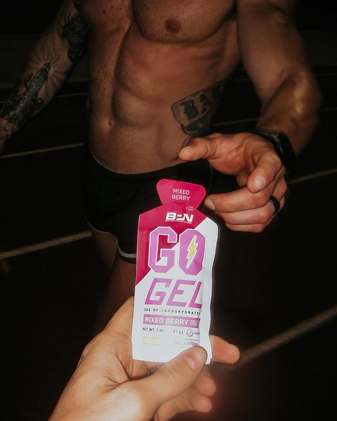 BARE PERFORMANCE NUTRITION sobre en mano muestra tamaño práctico para llevar