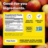 Bragg cápsulas junto a raíces de ashwagandha y manzanas representando ingredientes