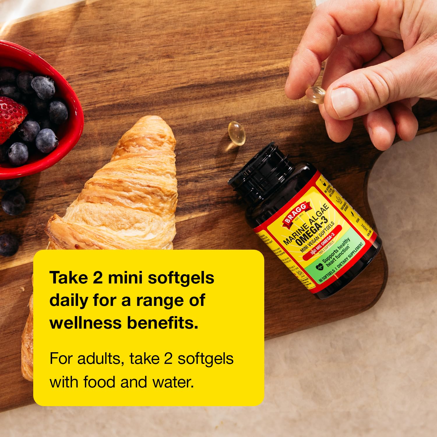 Envase Bragg abierto mostrando las softgels mini en su interior
