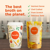 Brodo servido en taza caliente, ideal para beber y reconfortar
