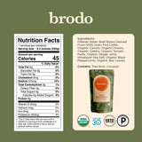 Cuchara sirviendo sopa con Brodo como base, agrega profundidad de sabor