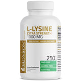 Tableta Bronson L‑Lysine en mano para comparar escala y facilidad