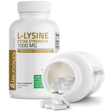 Grupo de tabletas Bronson L‑Lysine sobre superficie, fácil identificación