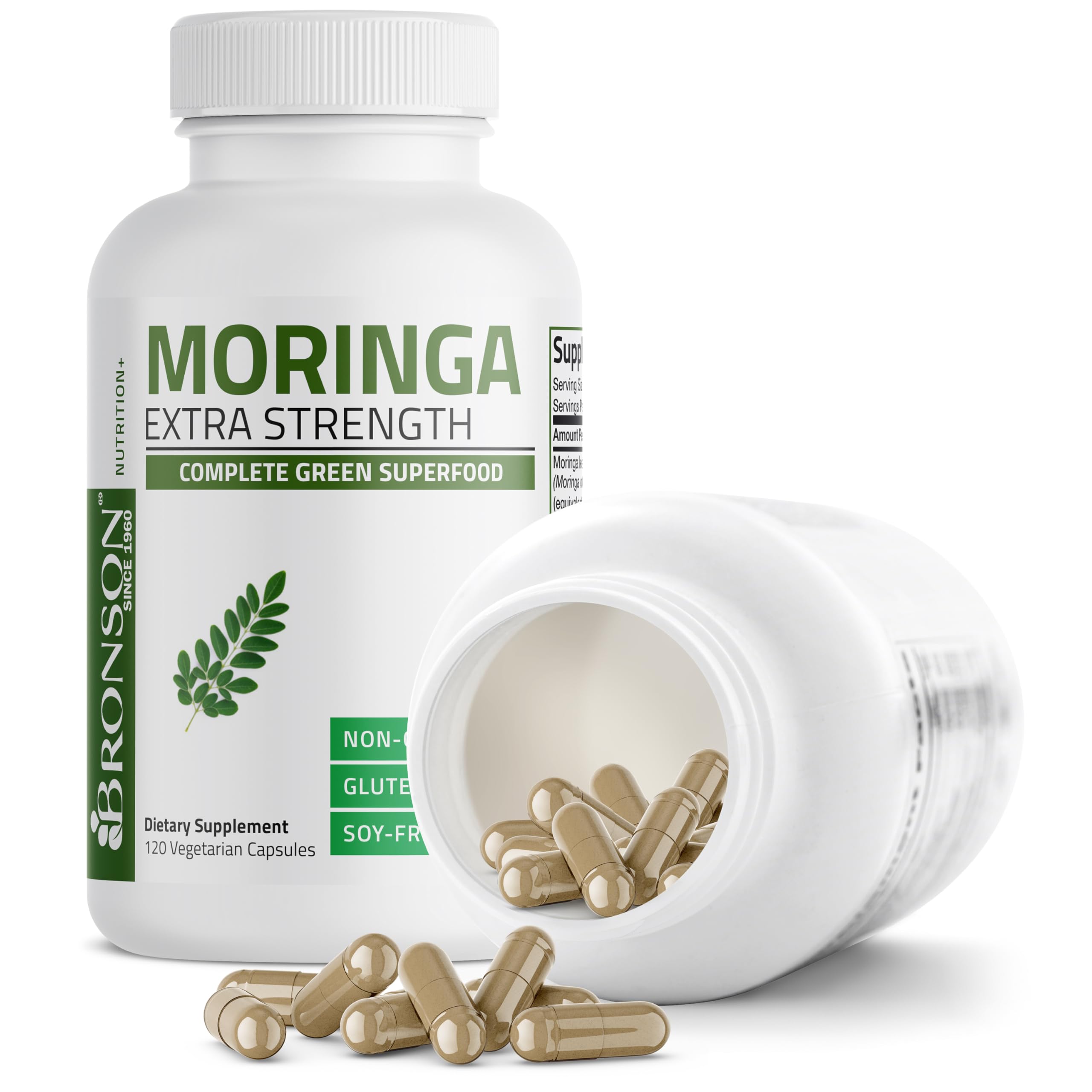 Persona tomando Bronson Moringa cápsula con agua, uso cotidiano sencillo