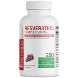 Bronson Resveratrol cápsula en mano para comparar escala y dosis diaria