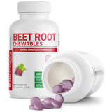 Persona masticando tableta Bronson Beet Root sabor uva, consumo práctico diario