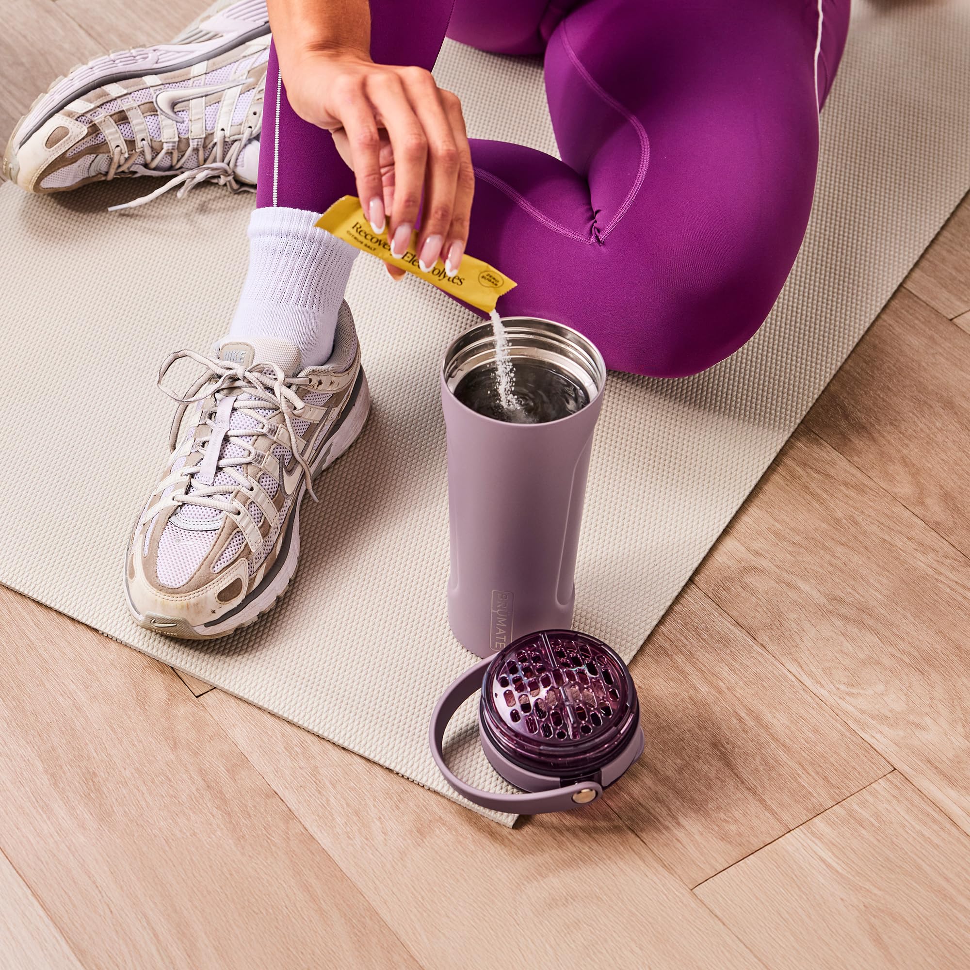 BrüMate MultiShaker comparado con una botella para visualizar tamaño