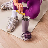 BrüMate MultiShaker comparado con botella para mostrar su capacidad 25oz