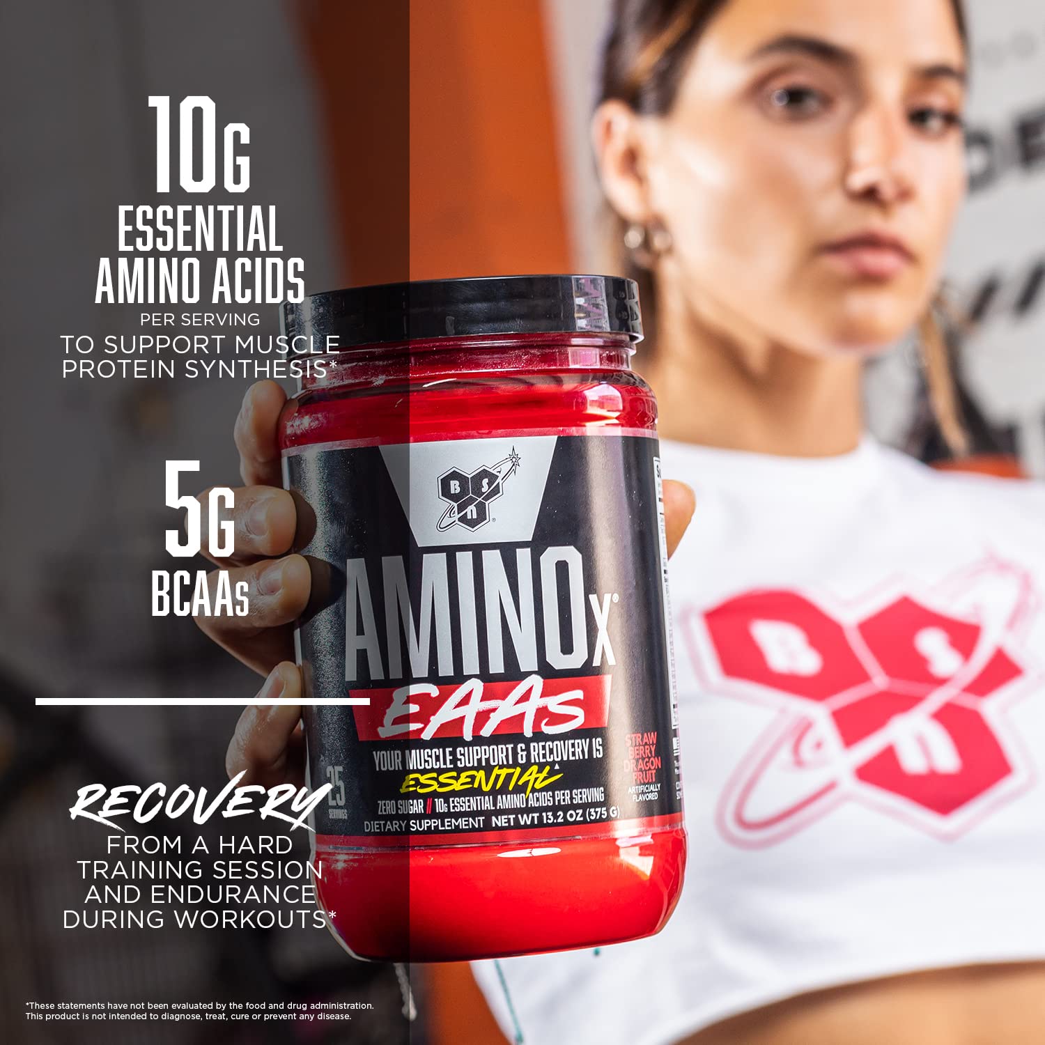 Vaso preparado BSN AMINOx EAAs con hielo, demuestra uso durante el entrenamiento