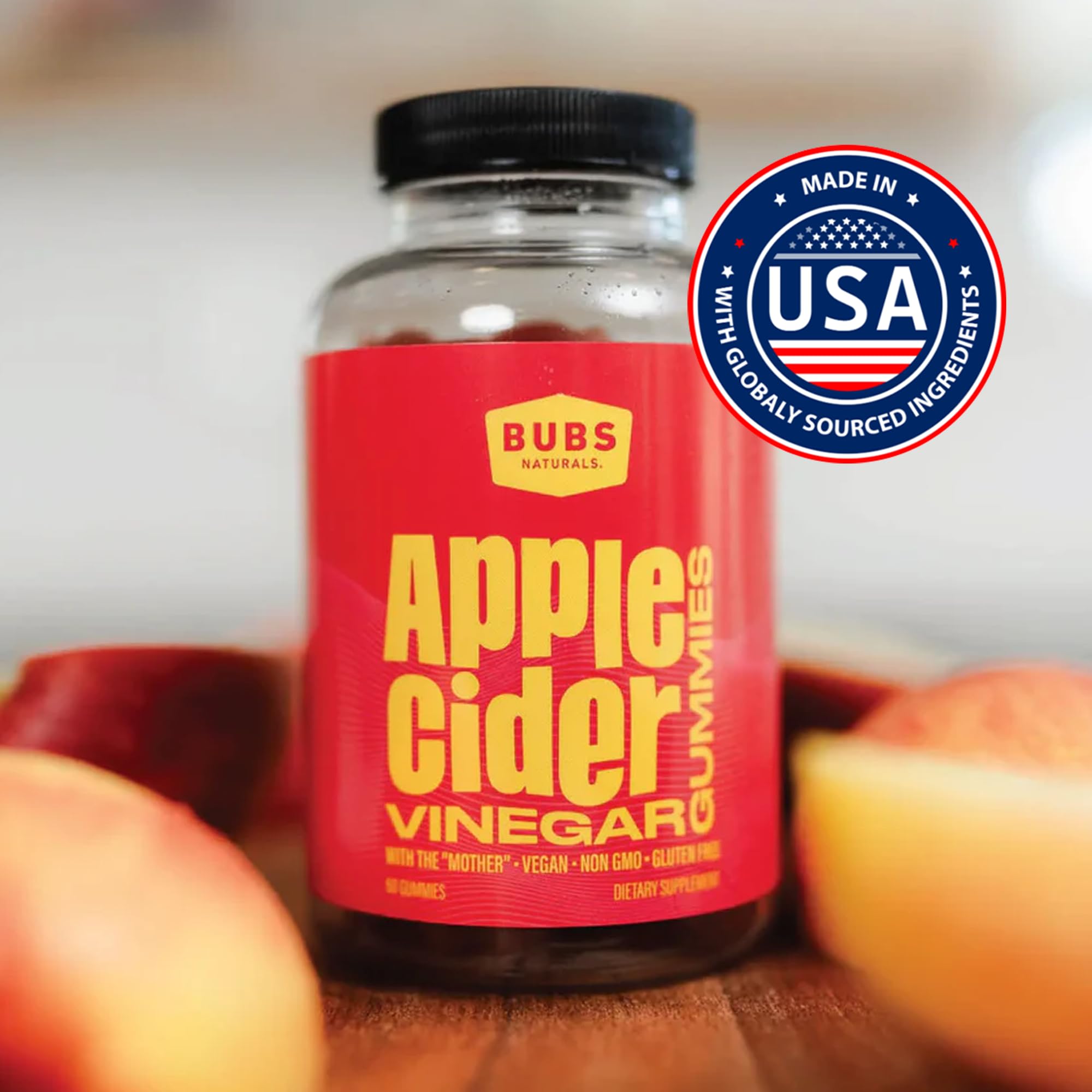 BUBS Naturals persona tomando gominola para incorporar vinagre de manzana