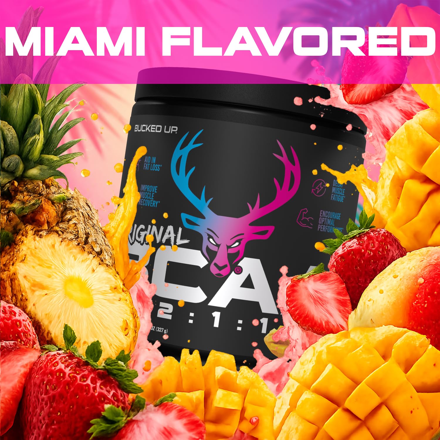Escena lifestyle en playa con Bucked Up BCAA Miami, refrescante y tropical