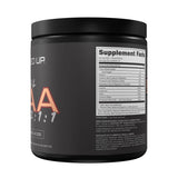 Bucked Up mezcla en vaso con hielo, muestra sabor Peach Ring refrescante