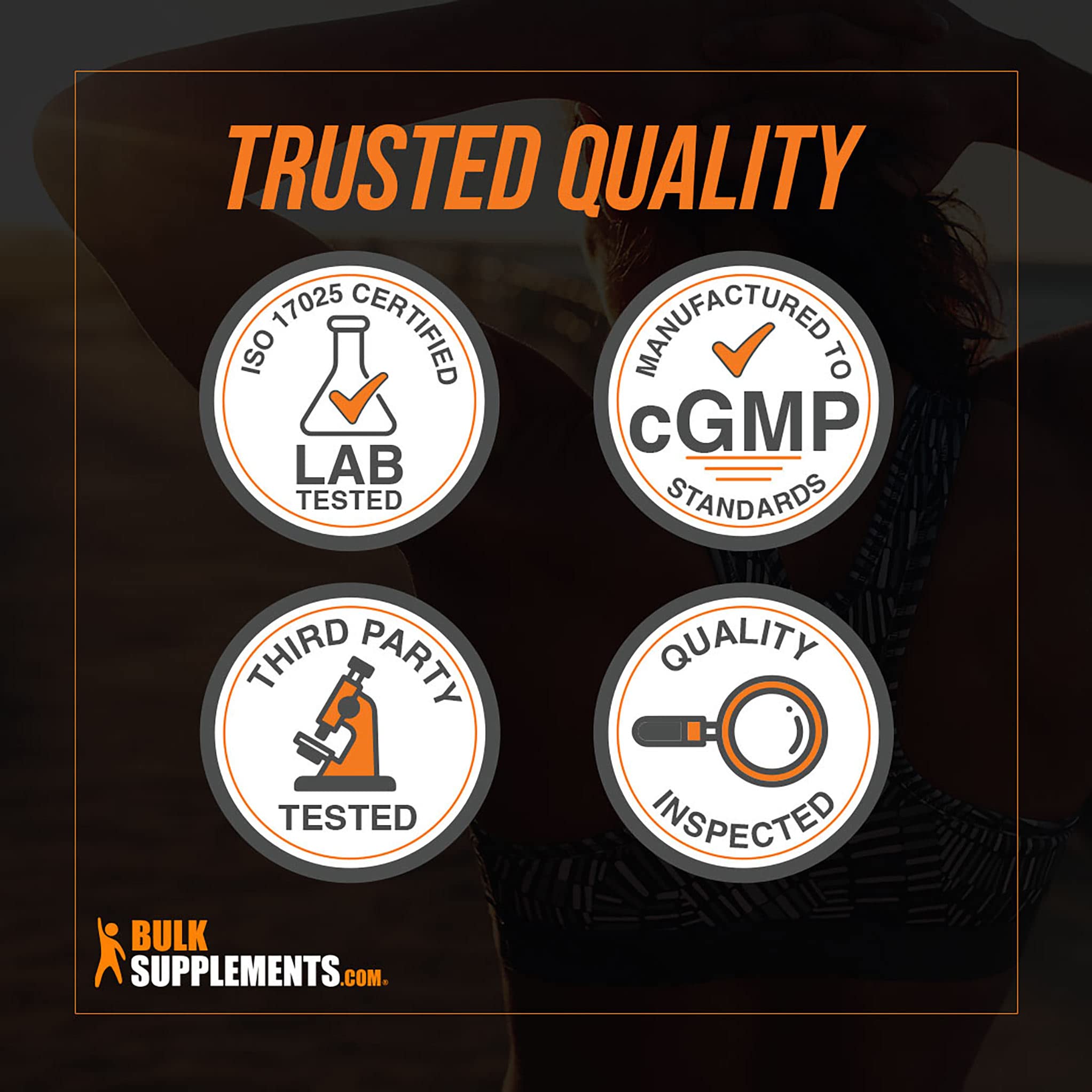 BulkSupplements cápsulas en la palma de la mano para comparar tamaño y dosis fácil
