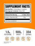 BulkSupplements textura de polvo ALCAR en mano, disolución fácil