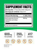BulkSupplements primer plano del polvo de ashwagandha revelando textura fina y fácil mezcla