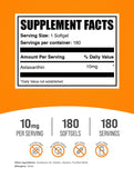 BulkSupplements primer plano de un softgel de astaxantina mostrando textura y calidad