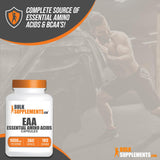 BulkSupplements cápsulas en mano para comparar tamaño y controlar la dosis