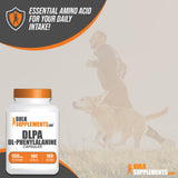 BulkSupplements cápsulas DLPA vertidas en mano para una dosis práctica