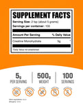 Polvo micronizado de BulkSupplements en primer plano destacando la textura fácil de mezclar