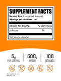 BulkSupplements primer plano del polvo de D-ribosa con textura fina y fácil mezcla