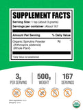 BulkSupplements textura del polvo de espirulina en primer plano, fácil de mezclar