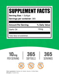 BulkSupplements primer plano de softgel de ajo mostrando textura oleosa fácil de tragar